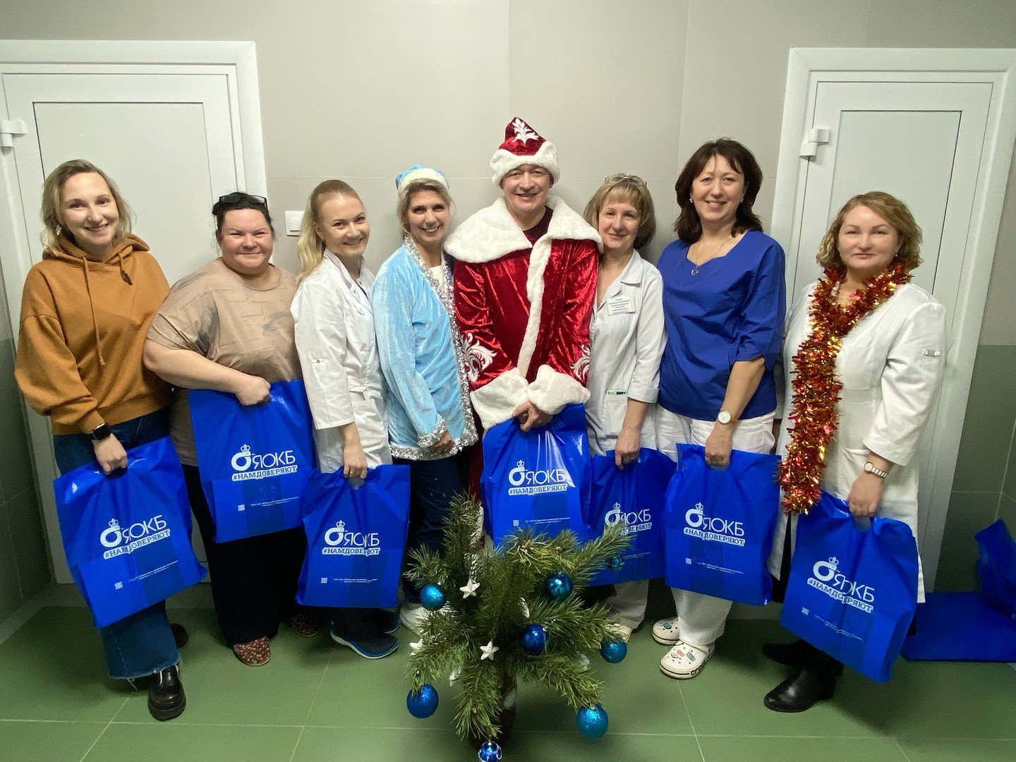 Обновленный состав профсоюзного комитета ГБУЗ ЯО ОКБ вместе с председателем Ямбиковой Ларисой Асымовной поздравляет сотрудников больницы с Новым 2026 Годом!!!