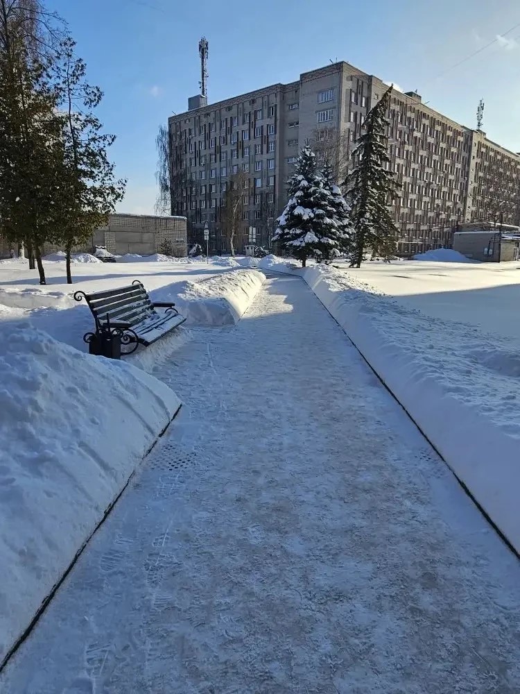 Несмотря на сильный снегопад и непростые погодные условия, территория Ярославской областной больницы оперативно очищена от снега!